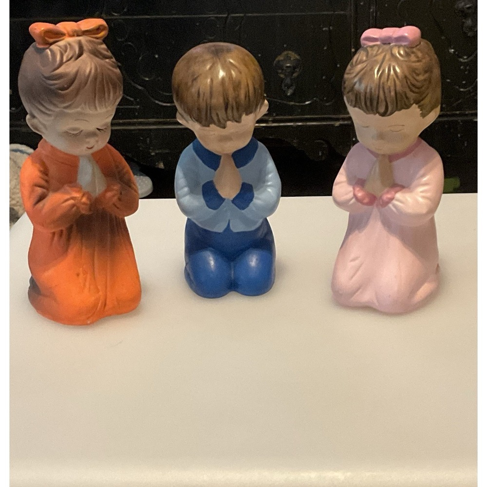 L.E. Smith Ceramic Praying Children Figurines Set of 3 Blue Pink Orange Good Vtg